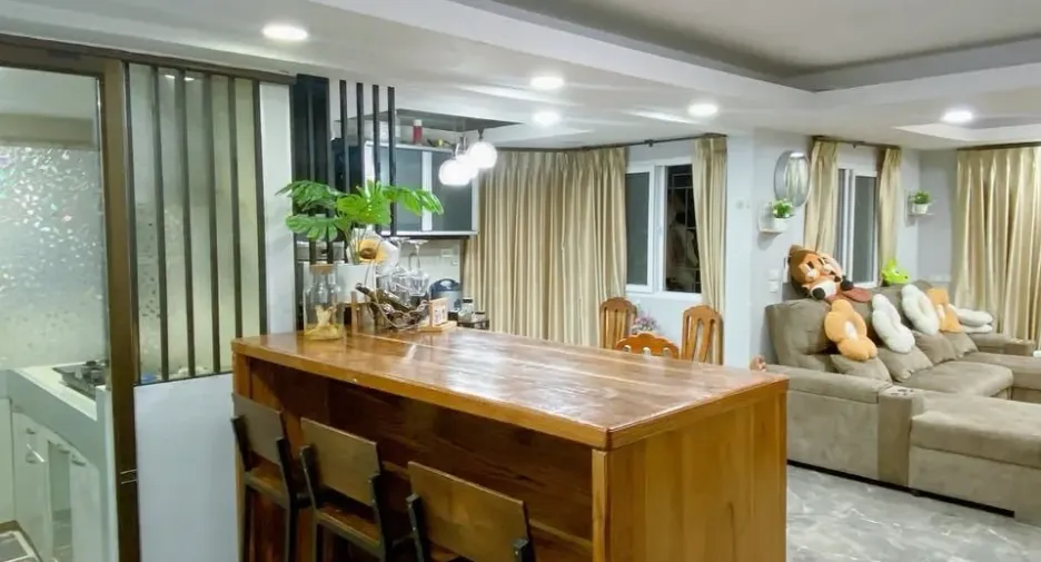 Casa adosada en venta y en alquiler de 5 habitaciones en Din Daeng, Bangkok