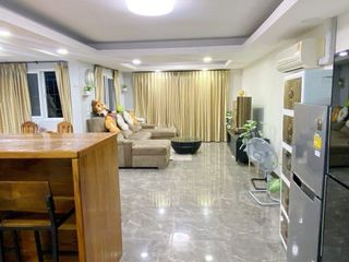 Casa adosada en venta y en alquiler de 5 habitaciones en Din Daeng, Bangkok