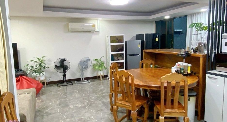 Casa adosada en venta y en alquiler de 5 habitaciones en Din Daeng, Bangkok