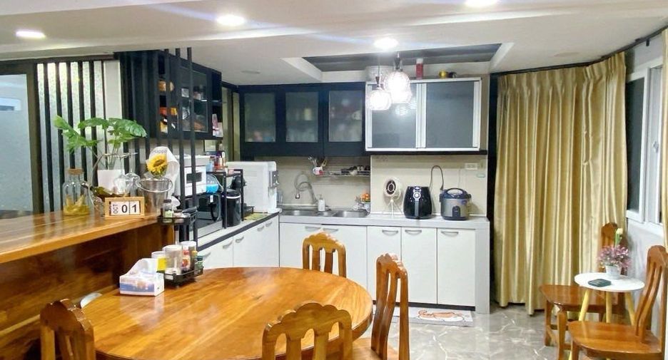 Casa adosada en venta y en alquiler de 5 habitaciones en Din Daeng, Bangkok