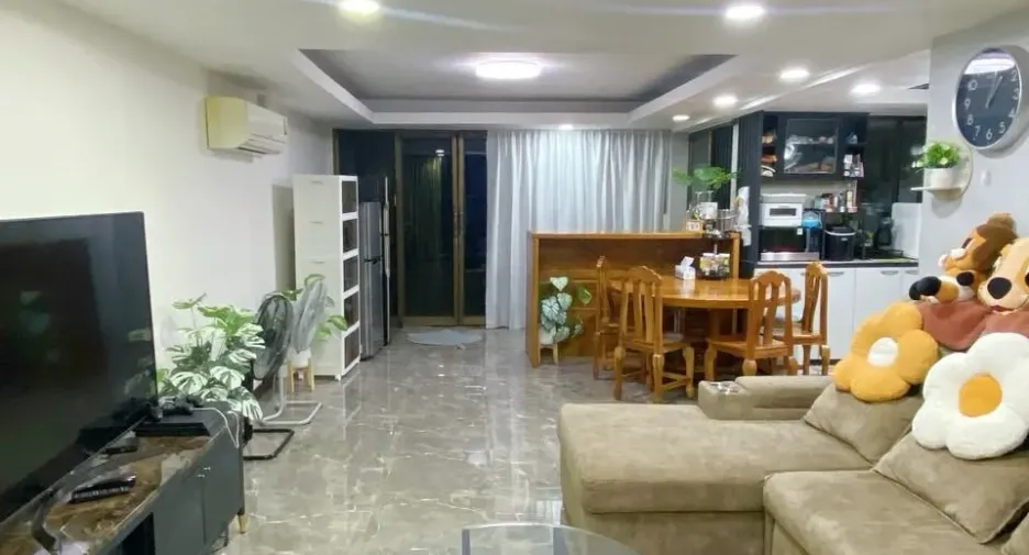 Casa adosada en venta y en alquiler de 5 habitaciones en Din Daeng, Bangkok