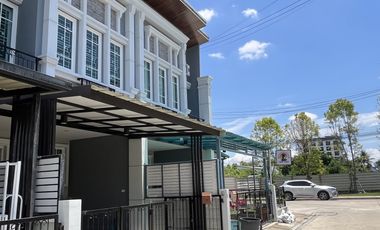 For rent 4 bedrooms townhouse in Mueang Chiang Mai, Chiang Mai