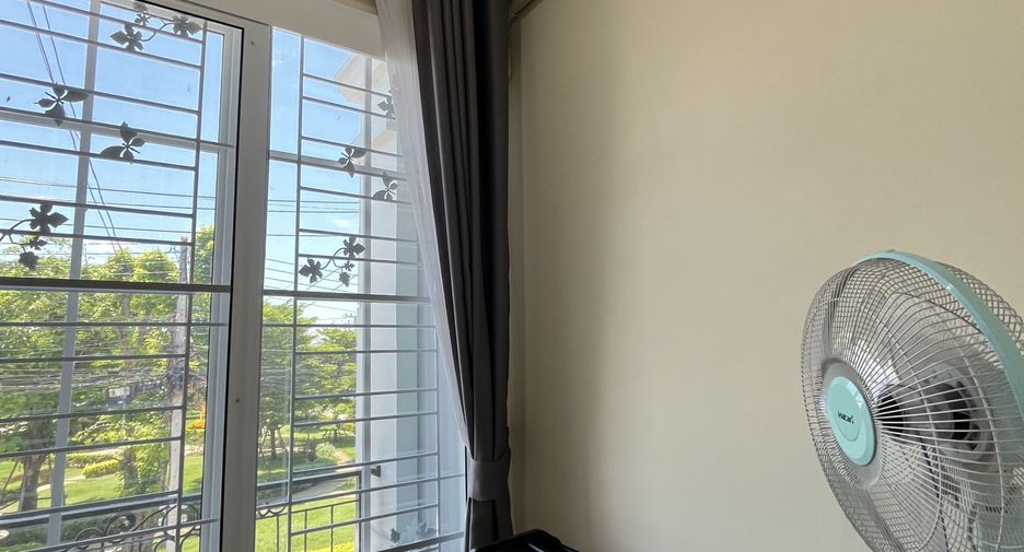 For rent 4 bedrooms townhouse in Mueang Chiang Mai, Chiang Mai