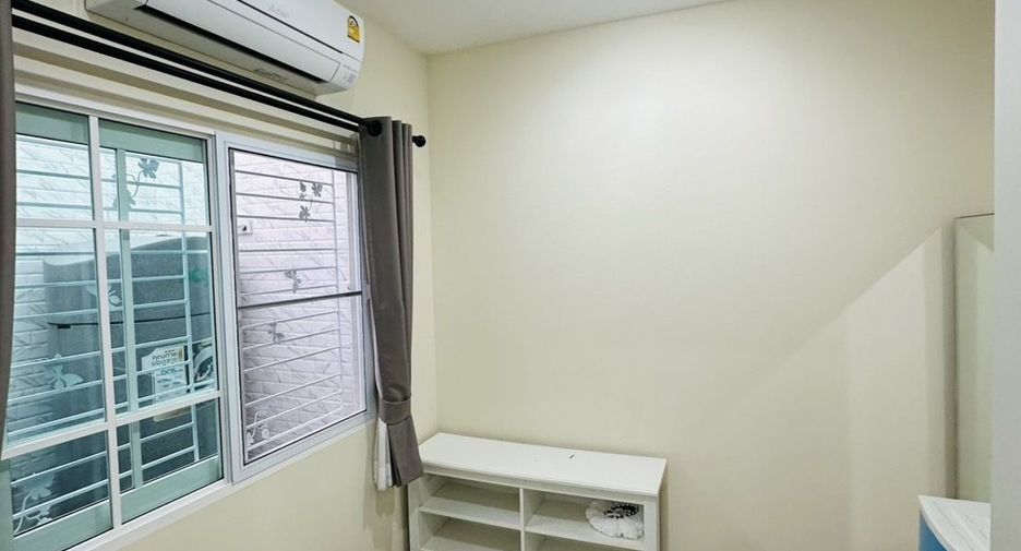 For rent 4 bedrooms townhouse in Mueang Chiang Mai, Chiang Mai