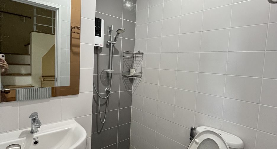 For rent 4 bedrooms townhouse in Mueang Chiang Mai, Chiang Mai