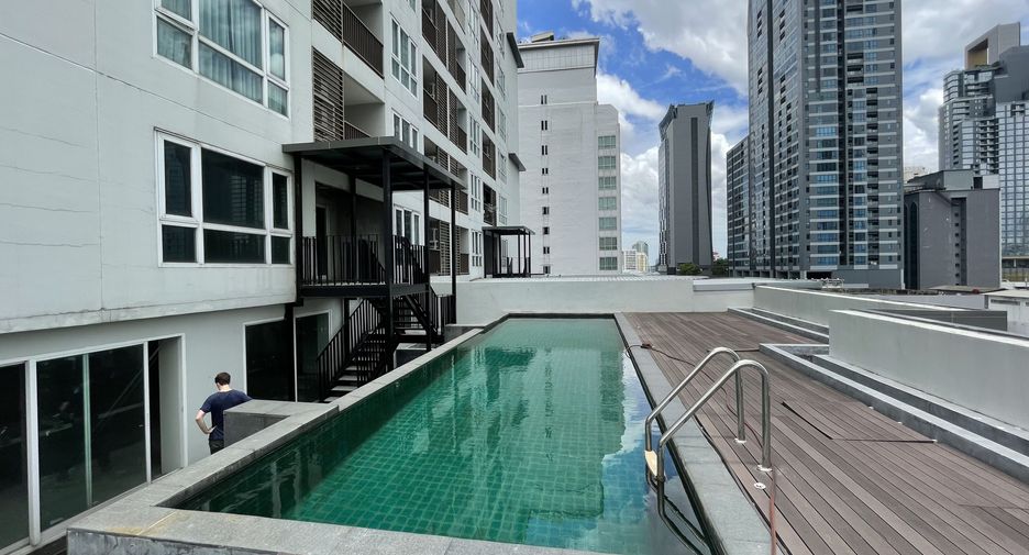 For sale 4 bedrooms condo in Watthana, Bangkok