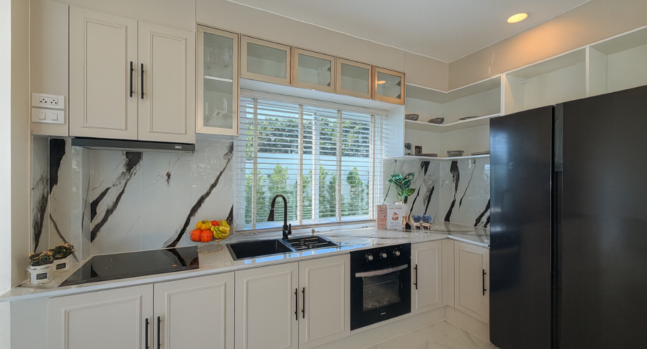 Casa en venta de 5 habitaciones en Bang Lamung, Chonburi