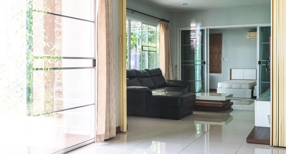 For rent 4 bedrooms house in San Kamphaeng, Chiang Mai