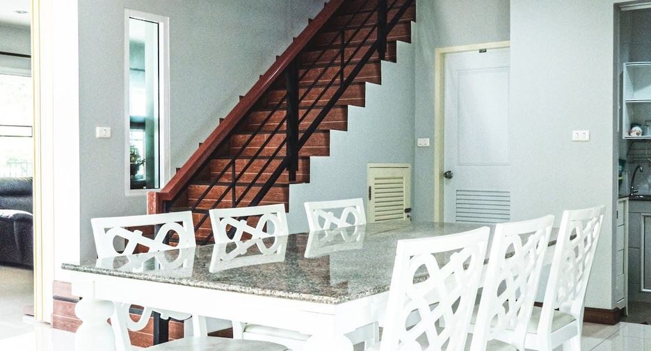 For rent 4 bedrooms house in San Kamphaeng, Chiang Mai