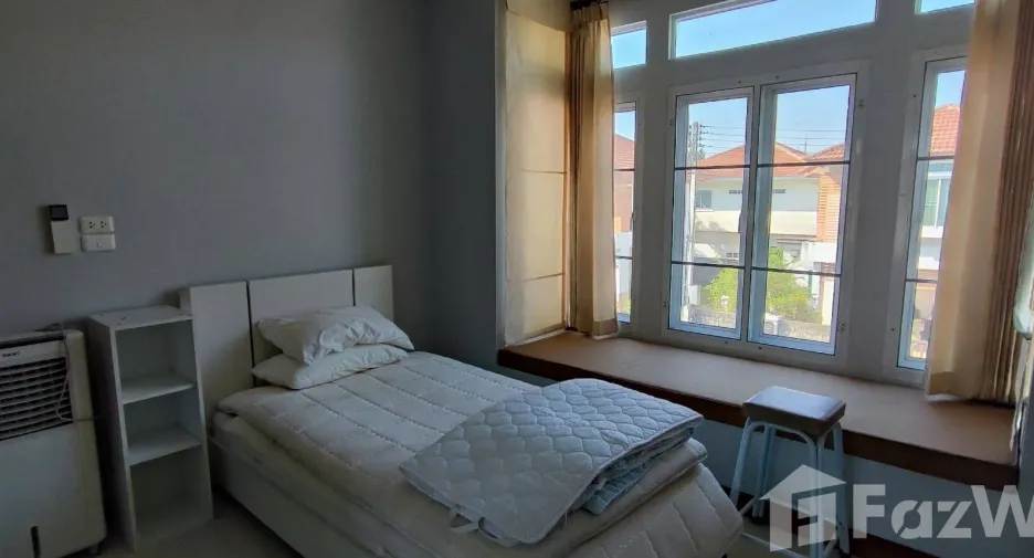For rent 4 bedrooms house in San Kamphaeng, Chiang Mai