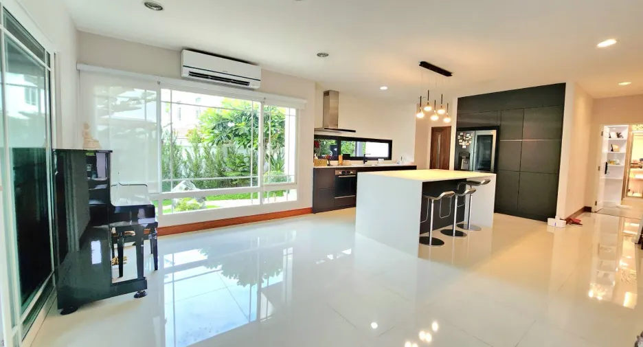 For rent 5 bedrooms villa in Mueang Chiang Mai, Chiang Mai
