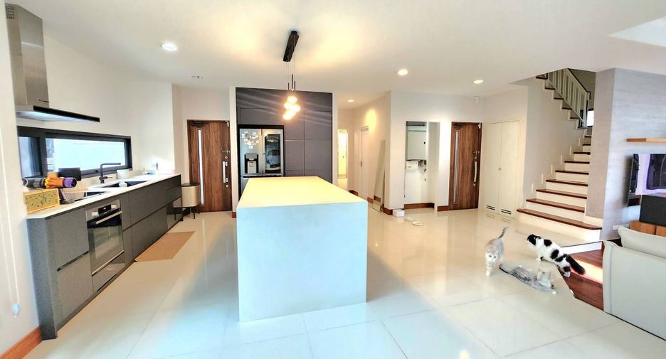 For rent 5 bedrooms villa in Mueang Chiang Mai, Chiang Mai