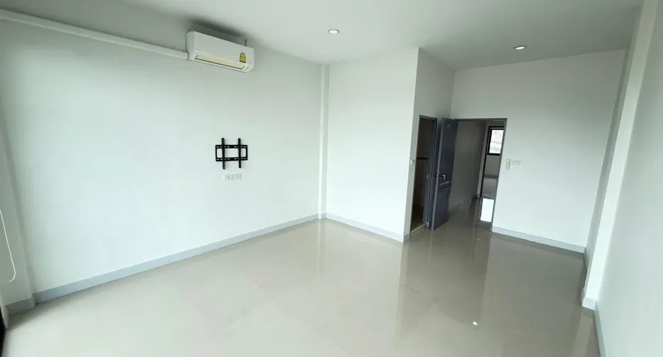 For sale and for rent 2 bedrooms townhouse in Pran Buri, Prachuap Khiri Khan