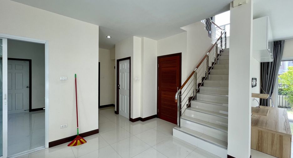 For sale 3 bedrooms house in Si Racha, Chonburi