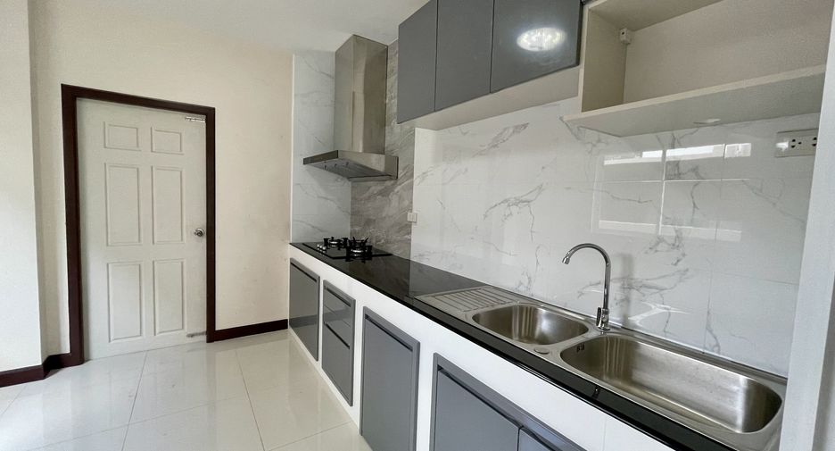For sale 3 bedrooms house in Si Racha, Chonburi