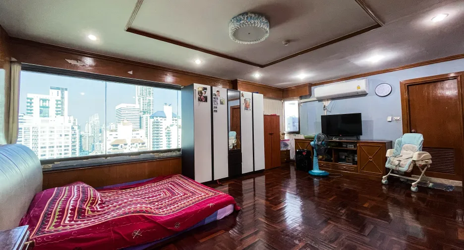 For sale 3 bedrooms condo in Watthana, Bangkok