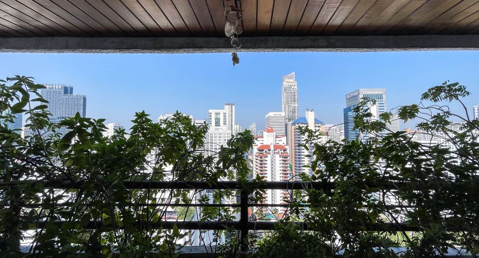 For sale 3 bedrooms condo in Watthana, Bangkok