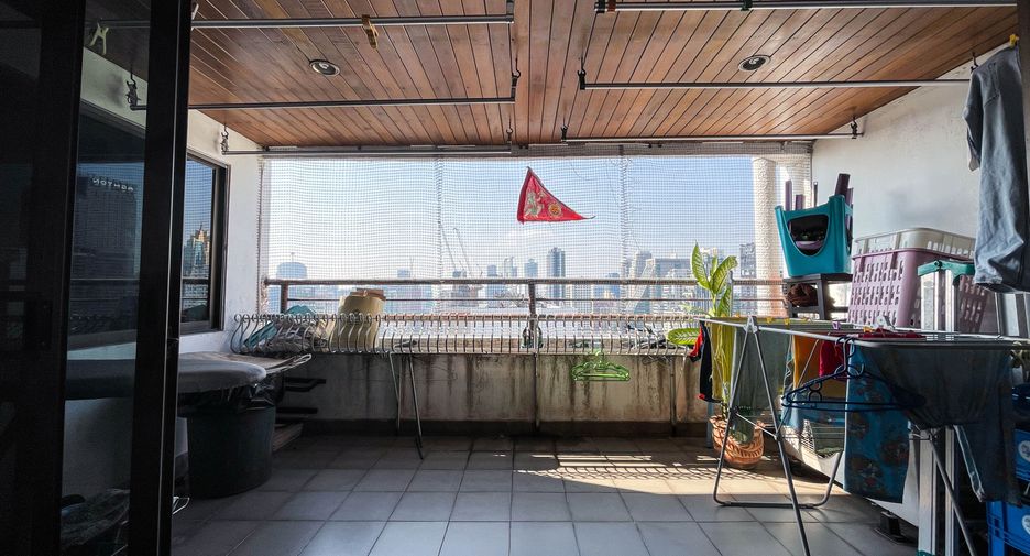 For sale 3 bedrooms condo in Watthana, Bangkok