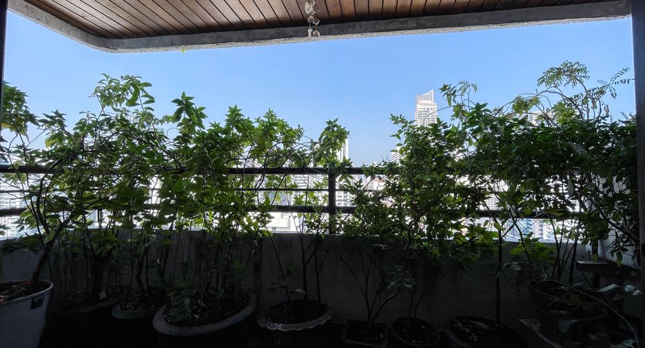 For sale 3 bedrooms condo in Watthana, Bangkok