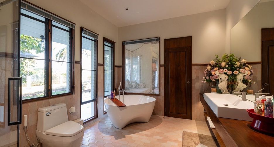 For rent 4 bedrooms villa in Saraphi, Chiang Mai