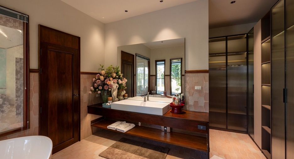 For rent 4 bedrooms villa in Saraphi, Chiang Mai
