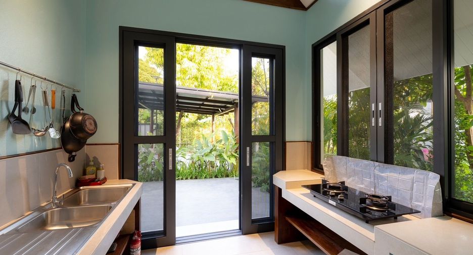 For rent 4 bedrooms villa in Saraphi, Chiang Mai