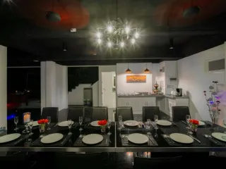 Villa zum Kauf und zur Miete mit 8 Zimmer in Mueang Phuket, Phuket