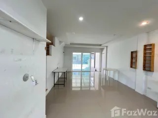 Casa adosada en alquiler de 3 habitaciones en Mueang Chiang Mai, Chiang Mai