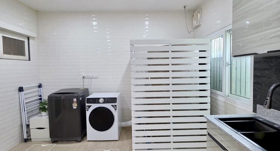 For rent 2 bedrooms townhouse in Mueang Chiang Mai, Chiang Mai