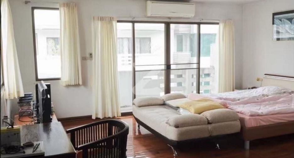 For sale 6 bedrooms townhouse in Sathon, Bangkok