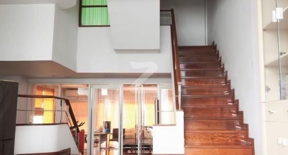 For sale 6 bedrooms townhouse in Sathon, Bangkok