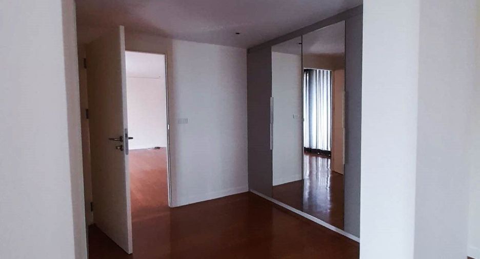 For sale 3 bedrooms condo in Watthana, Bangkok