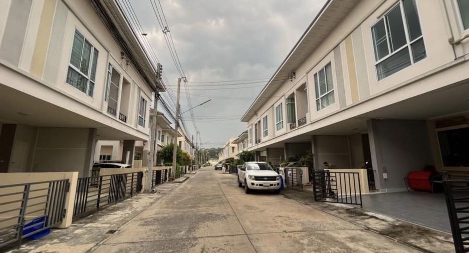 Casa adosada en alquiler de 3 habitaciones en Saraphi, Chiang Mai