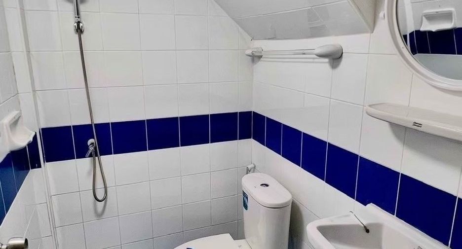 For sale 4 bedrooms townhouse in Mueang Samut Prakan, Samut Prakan