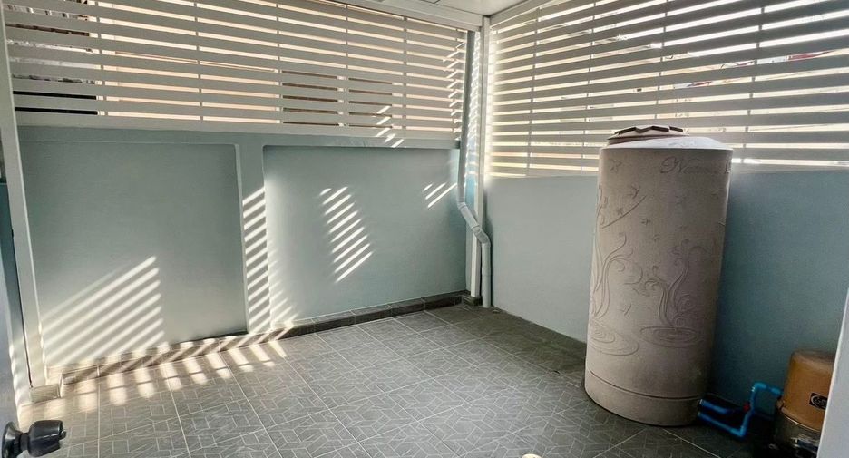 For sale 4 bedrooms townhouse in Mueang Samut Prakan, Samut Prakan