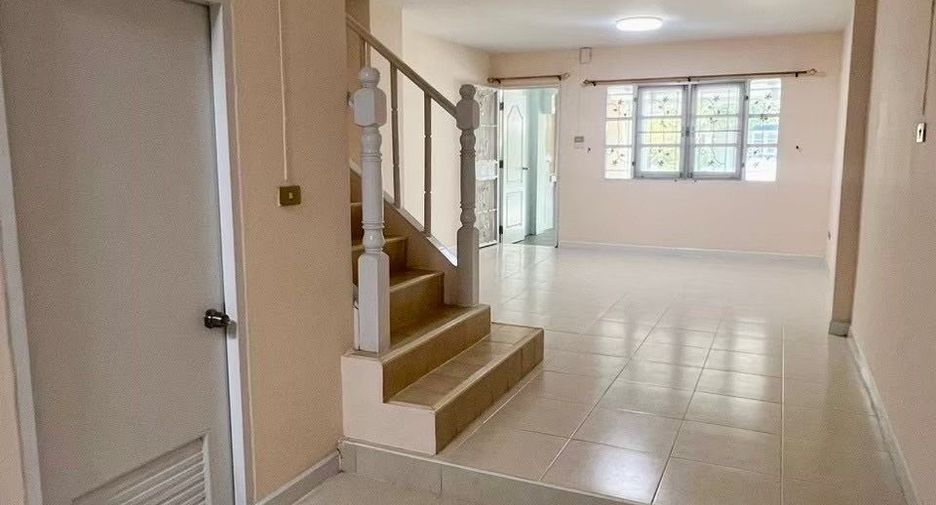For sale 4 bedrooms townhouse in Mueang Samut Prakan, Samut Prakan