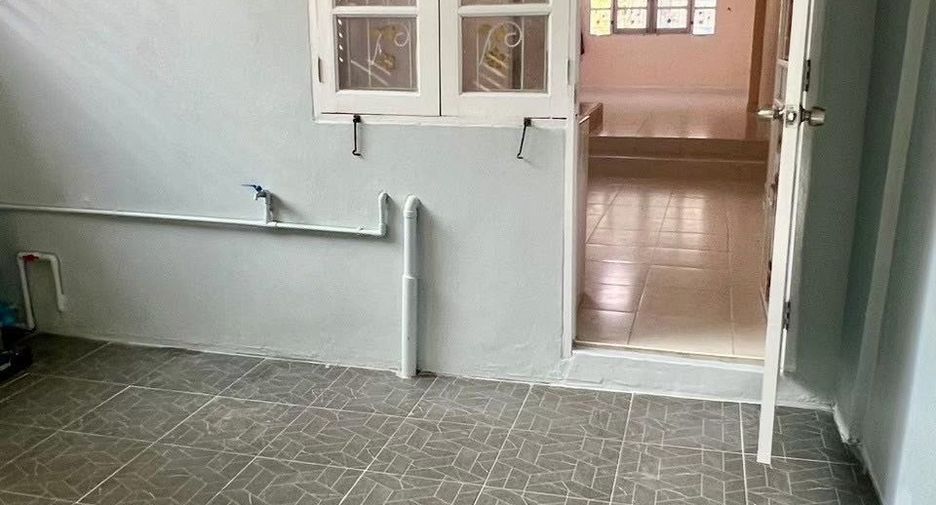 For sale 4 bedrooms townhouse in Mueang Samut Prakan, Samut Prakan
