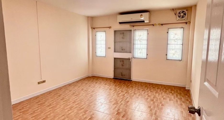 For sale 4 bedrooms townhouse in Mueang Samut Prakan, Samut Prakan