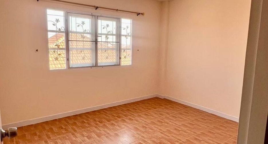 For sale 4 bedrooms townhouse in Mueang Samut Prakan, Samut Prakan