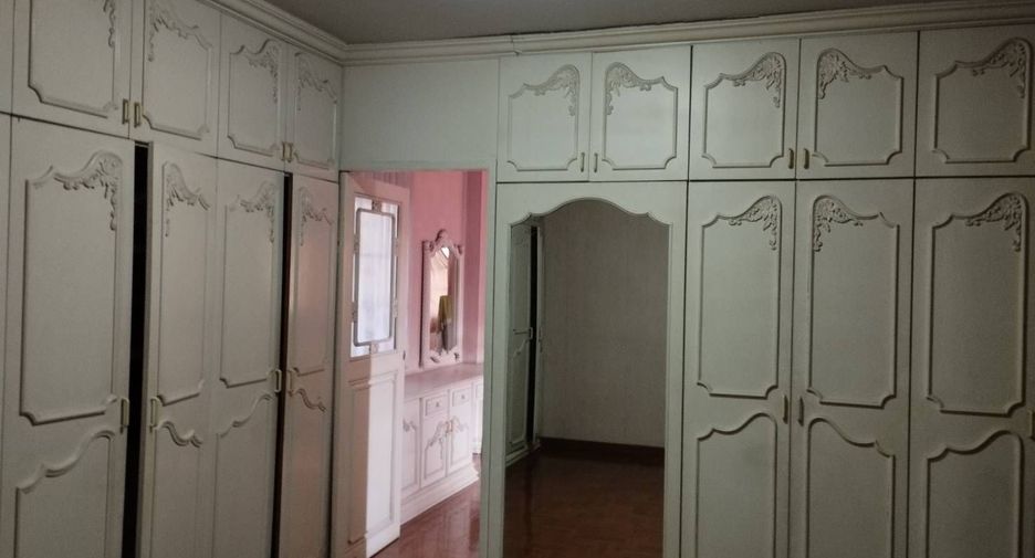 For sale 4 bedrooms house in Mueang Chiang Mai, Chiang Mai