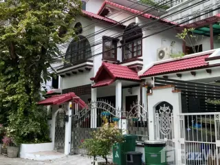 Haus zum Kauf mit 4 Zimmer in Huai Khwang, Bangkok