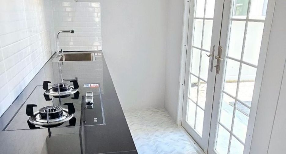 For rent 4 bedrooms house in Saraphi, Chiang Mai