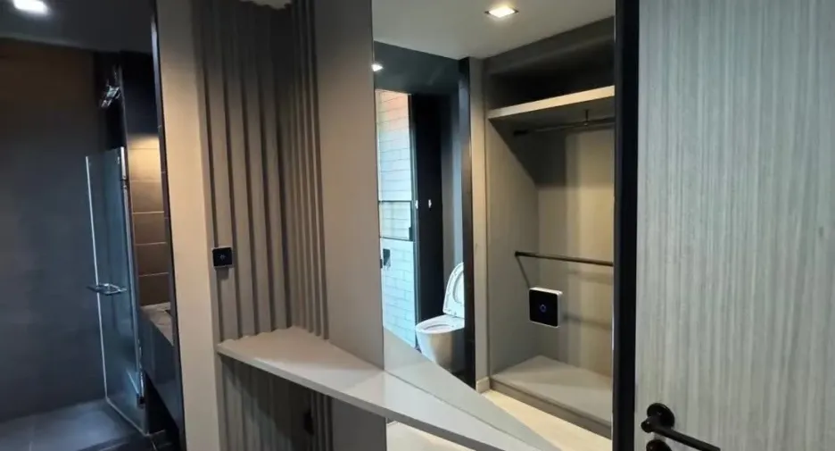 Casa en venta y en alquiler de 4 habitaciones en Huai Khwang, Bangkok
