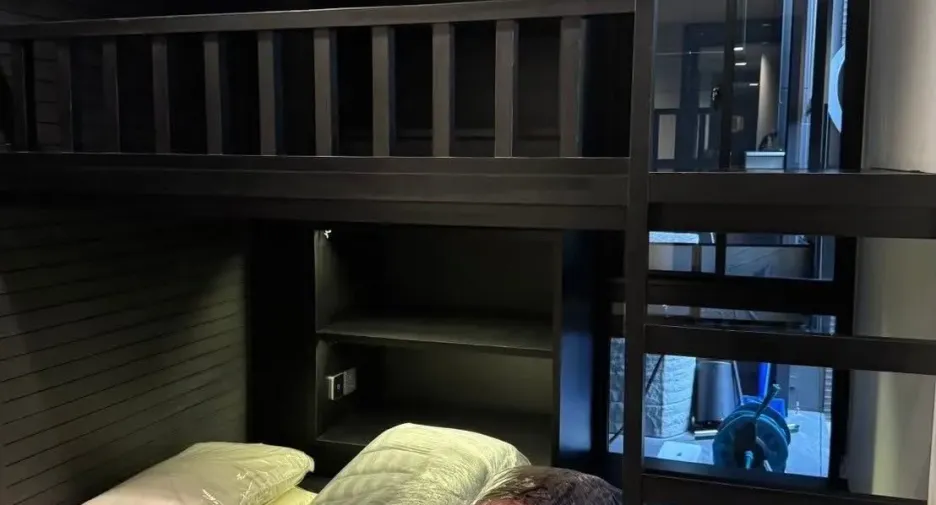 Casa en venta y en alquiler de 4 habitaciones en Huai Khwang, Bangkok