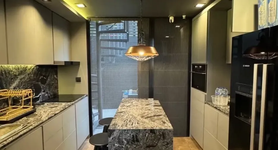 Casa en venta y en alquiler de 4 habitaciones en Huai Khwang, Bangkok
