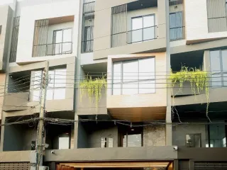 For sale and for rent 4 bedrooms house in Huai Khwang, Bangkok