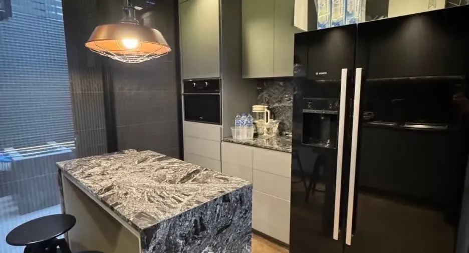 Casa en venta y en alquiler de 4 habitaciones en Huai Khwang, Bangkok