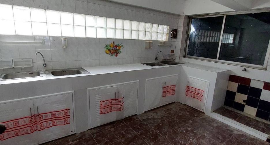 For sale 5 bedrooms townhouse in Mueang Chiang Mai, Chiang Mai