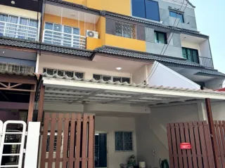 Reihenhaus zum Kauf und zur Miete mit 5 Zimmer in Suan Luang, Bangkok