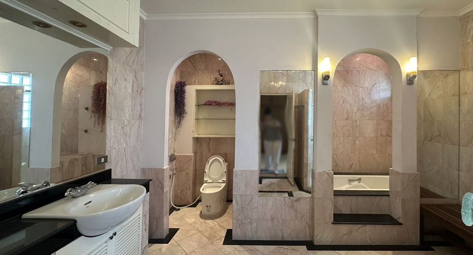 For sale and for rent 4 bedrooms villa in Bang Lamung, Chonburi